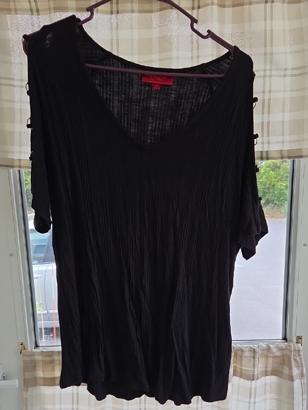 Jennifer Lopez Black Short-Sleeve V-Neck Cold-Shoulder Top